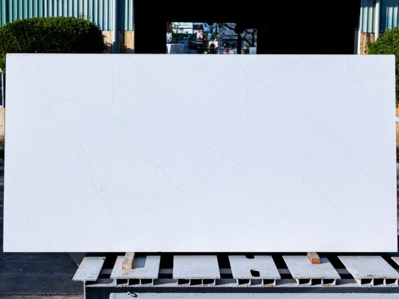 Calacatta Lightning Gold – 380 Quartz