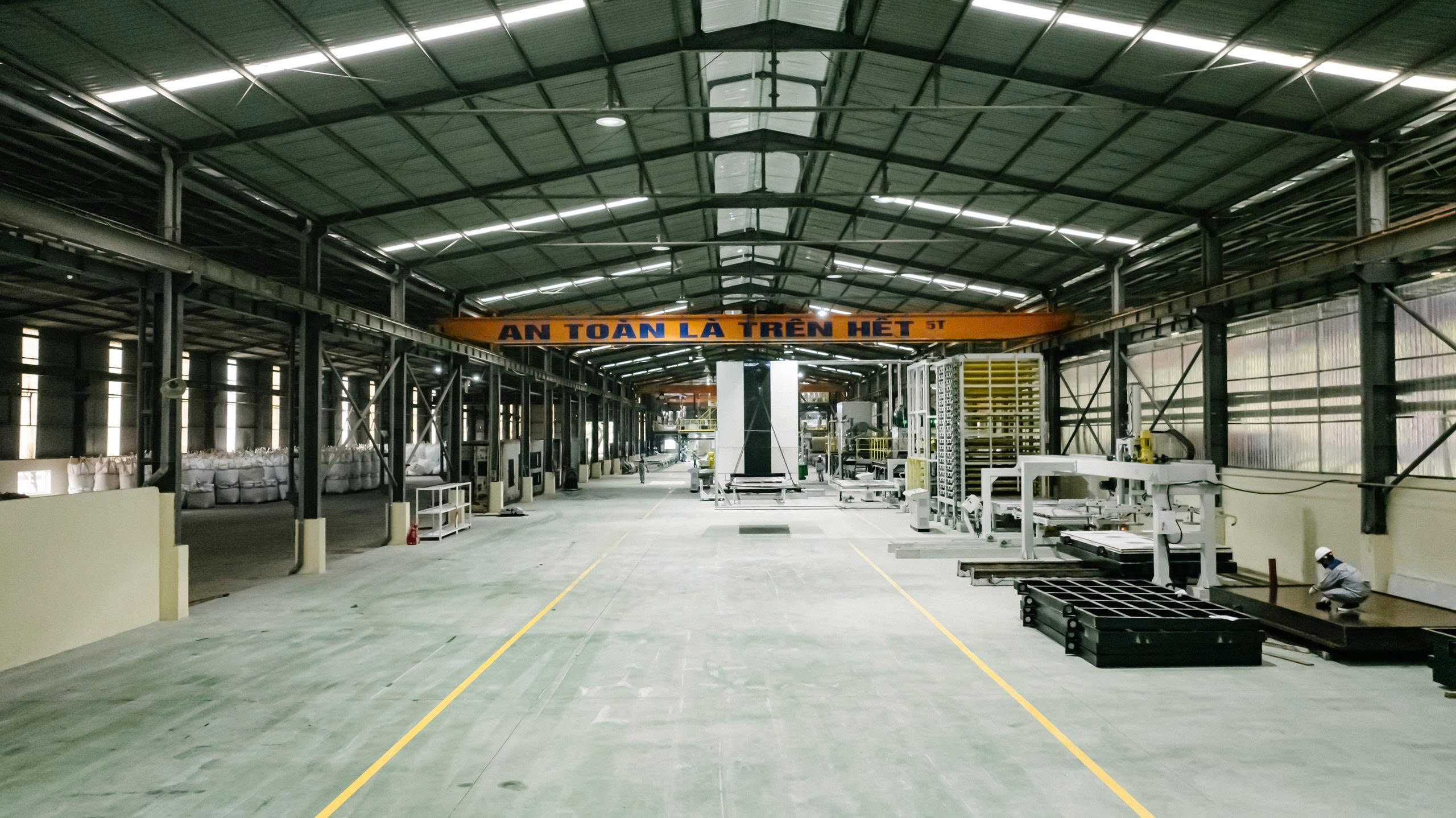 Nhà Máy Sản xuất Tấm Đá Thạch Anh Nhân Tạo